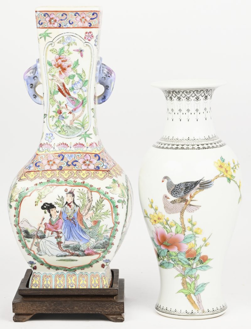 Een paar Chinees porseleinen vazen, meerkleurig versierd met diverse taferelen in het decor. 1 met hoekige vorm op houten sokkel.