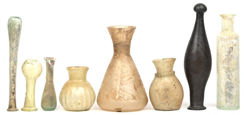 “Unguentaria en Balsamarii”. Een lot Oud-Romeins glazen traan & balsem flesjes in diverse afmeting, vorm en kleuren.