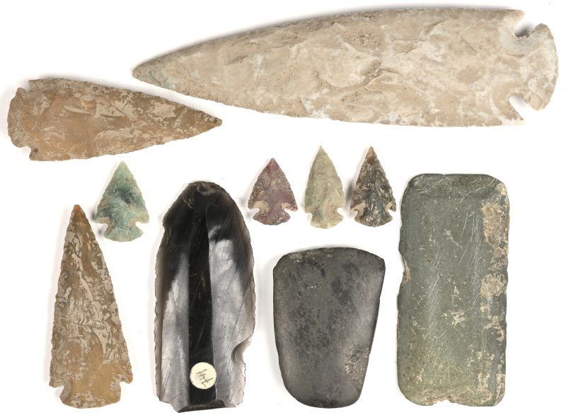 Een lot archeologische bodemvondsten van Neolithische werktuigen bestaande uit steen en silex mes, pijl-en speerpunten.