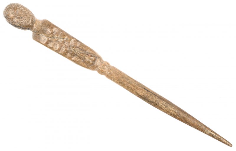 Een Oud-Romeinse haarpin uit been met bovenaan een gesculpteerd mannelijk figuur met phallus.