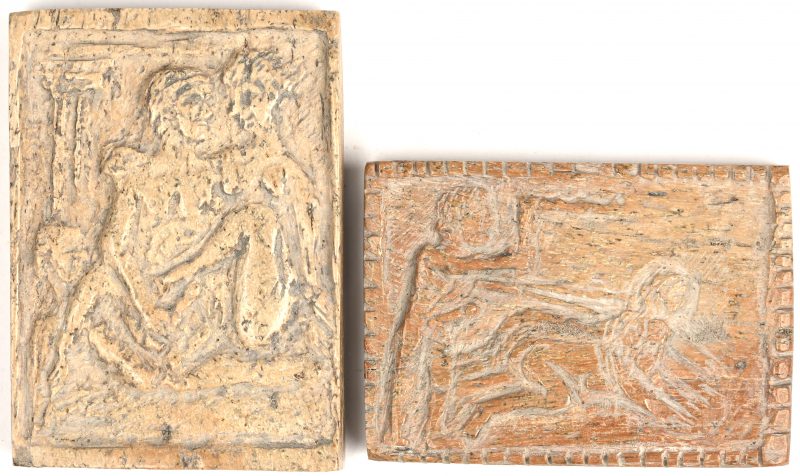 Een lot van 2 uit been gesculpteerde Romeinse plaquettes met erotisch tafereel.