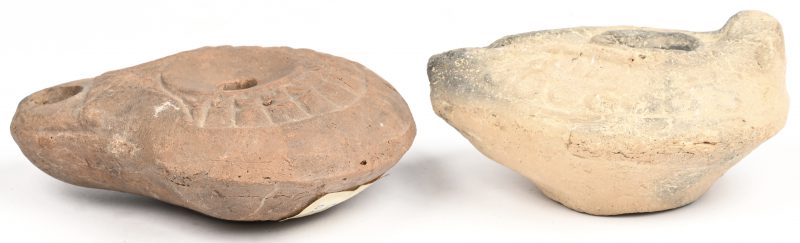 Een lot van 2 Oud-Romeinse aardewerken olielampjes met gesculpteerde details. Vermoedelijk 30e eeuw vC.