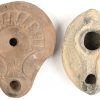 Een lot van 2 Oud-Romeinse aardewerken olielampjes met gesculpteerde details. Vermoedelijk 30e eeuw vC.