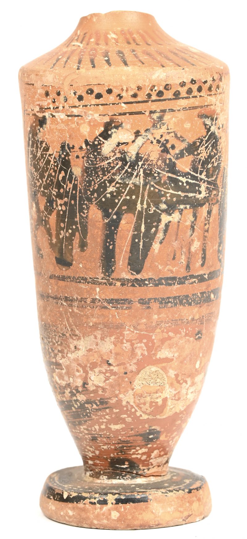 Een polychroom Oud-Grieks aardewerken oliekruikje of Lekythos met afgebroken hals. Vermoedelijk 5e eeuw vC.
