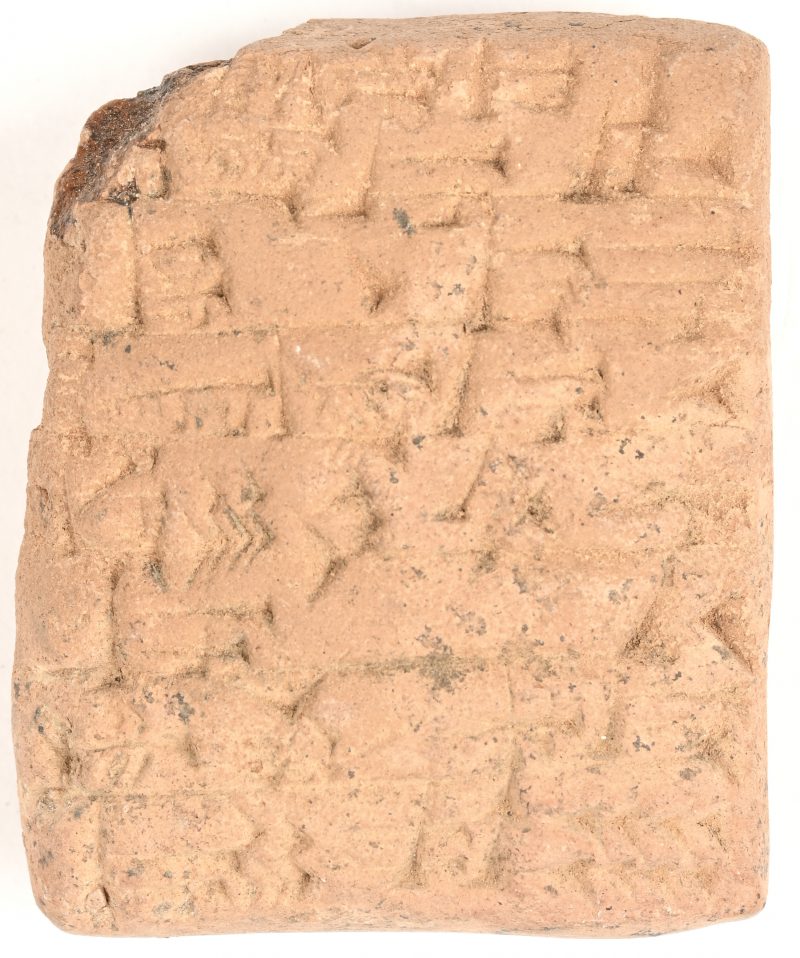 Een Mesopotamisch-Sumerisch kleitablet met spijkerschrift inscriptie op voor en achterzijde. Vermoedelijk Ur III-periode, ca. 100 v.Chr.