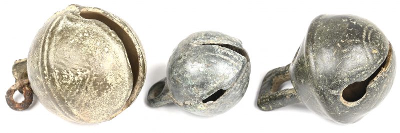 Een lot van 3 Laatmiddeleeuws bronzen paardenbelletjes of crotal bells.