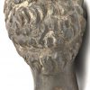 Een brons gesculpteerd hoofd van een Romeins figuur.