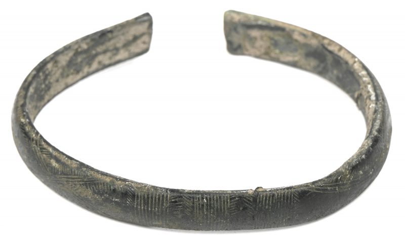 Een bronzen armband met gegraveerde lijnen in het decor. Vermoedelijk Oud-Romeins.