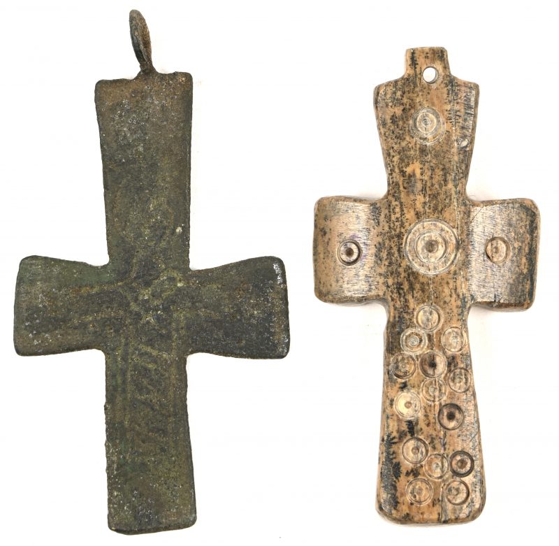 Een lot van 2 kruishangers, waarvan 1 uit been gesculpteerd met cirkels gegraveerd en 1 uit brons. Vermoedelijk Laat-Romeins / Vroeg-Byzantijns.