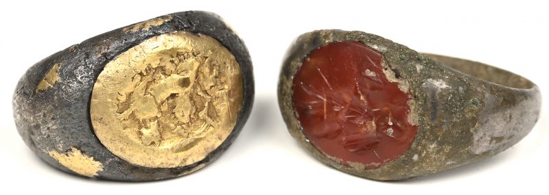 Twee zilveren zegelringen. De ene met gegraveerd granaat, de andere met verguld zegel. Eén met certificaat. Romeins werk uit de omgeving van Trier.