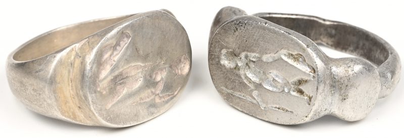 Twee zilveren zegelringen met gegraveerde afbeeldingen. Romeinse archeologische vondsten.