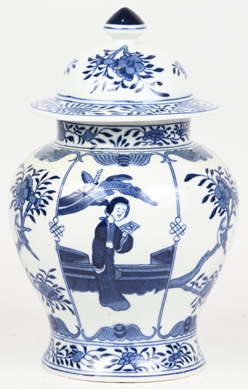 Een Chinees porseleinen dekselvaas met blauw en wit decor van figuren. Haarscheur in de bovenrand.