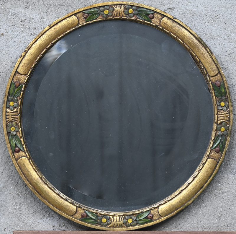 Een spiegel in vergulde kader met polychroom bloemdecor. Begin 20ste eeuw.
