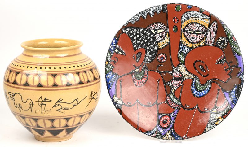 Een schotel en vaas in aardewerk met Afrikaans thema.