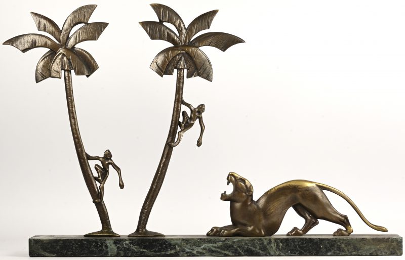Een art-deco beeld, brons op een groene marmeren voet, apen in palmbomen en een katachtige.