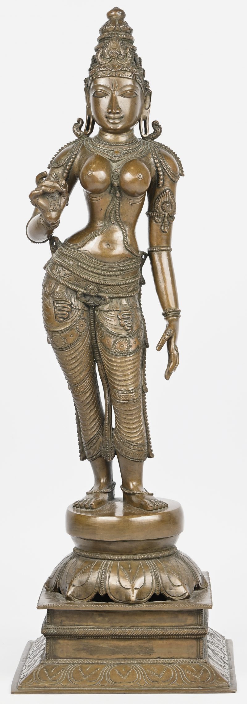 Een zwaar bronzen beeld van een Indische danseres op een sokkel met lotusbloem.