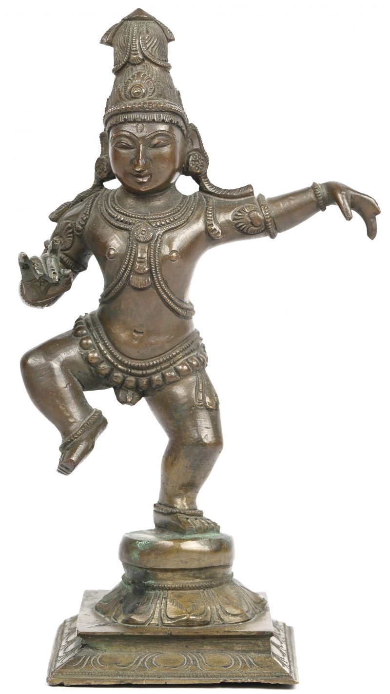 Een bronzen beeldje van een Indische danser op een sokkel met lotusbloem.