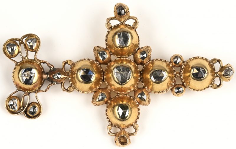 Een 14 K geelgouden Vlaams kruis bezet met diamanten oude slip met een gezamenlijk gewicht van +- 1,80 ct.
