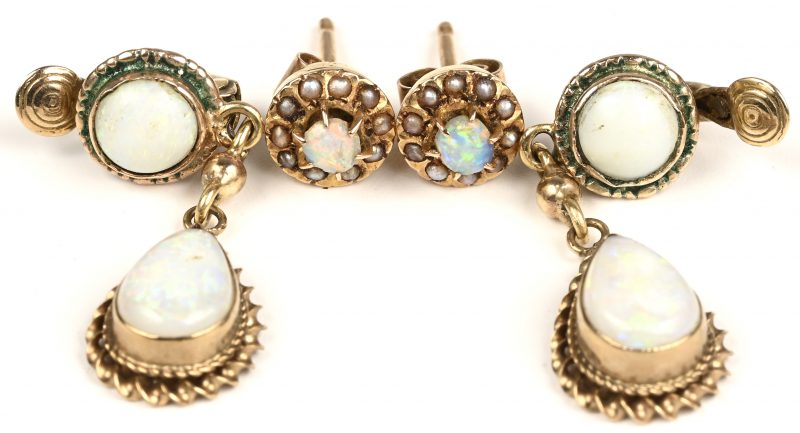 Twee paar 14 K geelgouden oorbellen bezet met opaal.