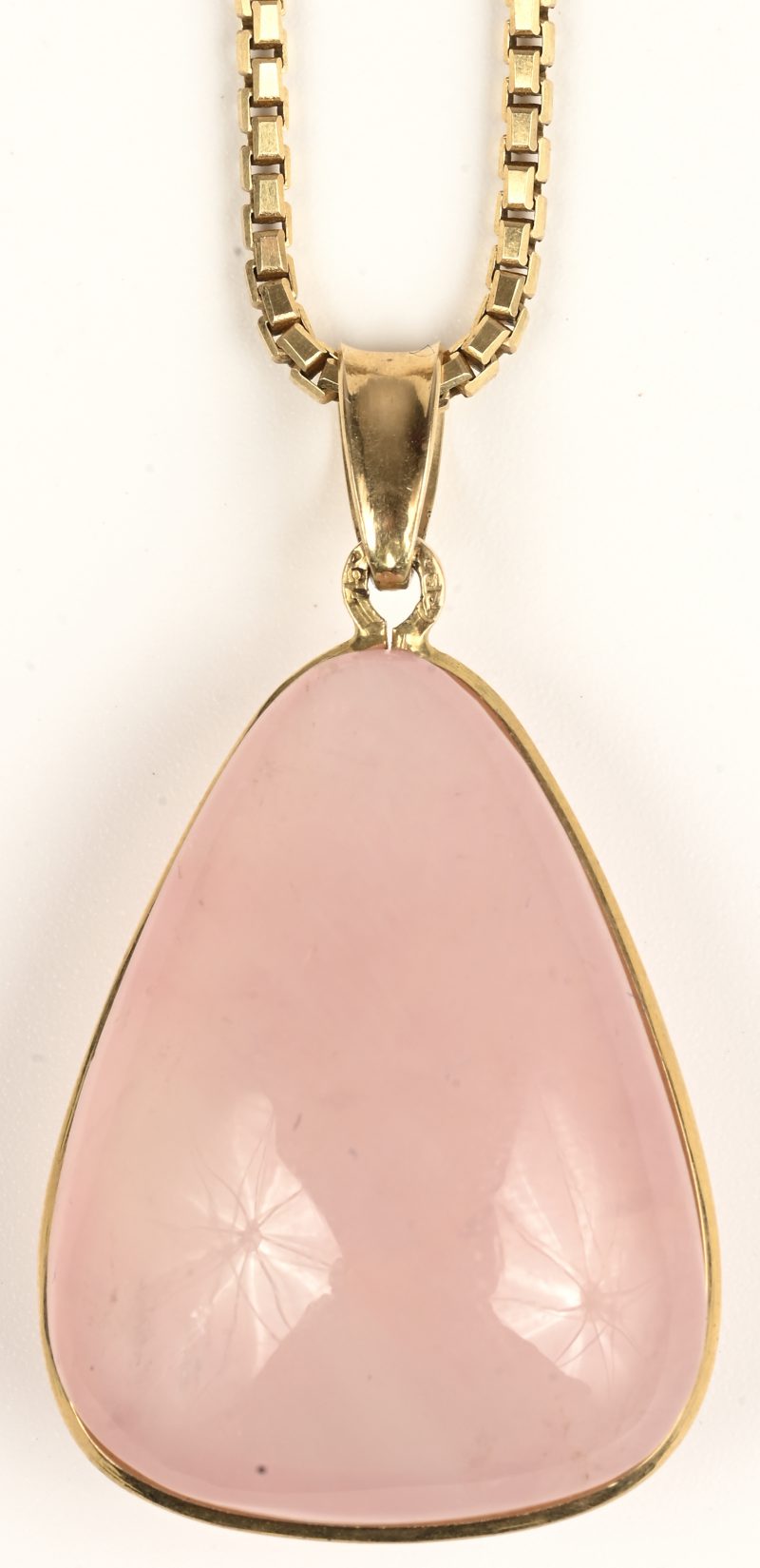 Een 18 K geelgouden ketting met hanger bezet met een roze maansteen.