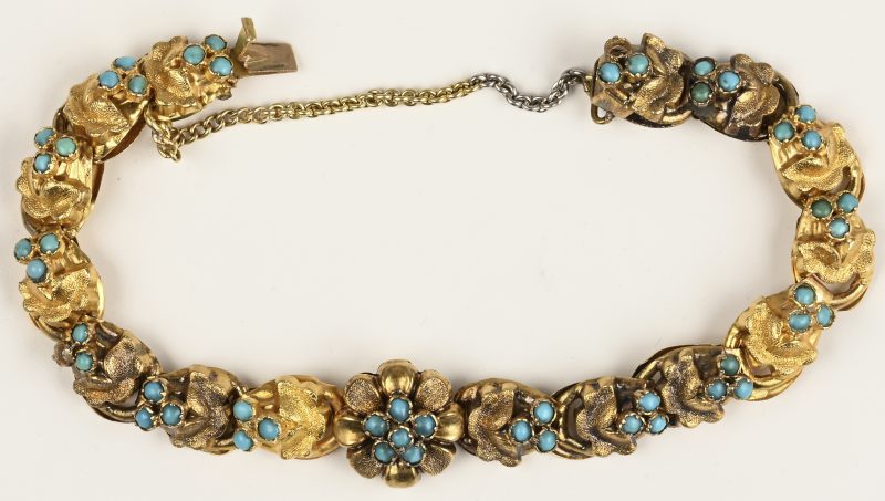 Een 18 K geelgouden bloemvormige armband bezet met turkoise.