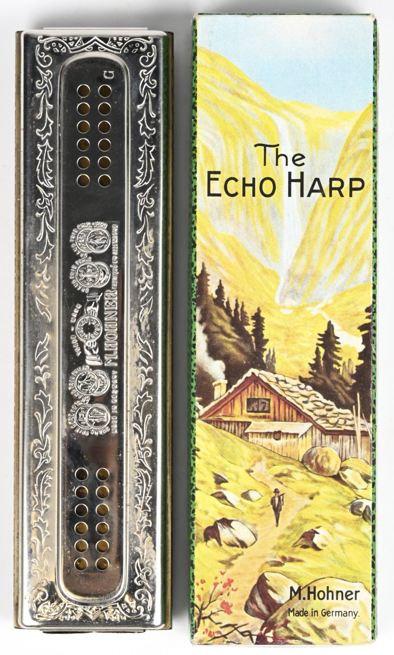 Een mondharmonica ‘Echo Bell Metal Reeds’, ‘Made in Germany.’ G C 57/120.