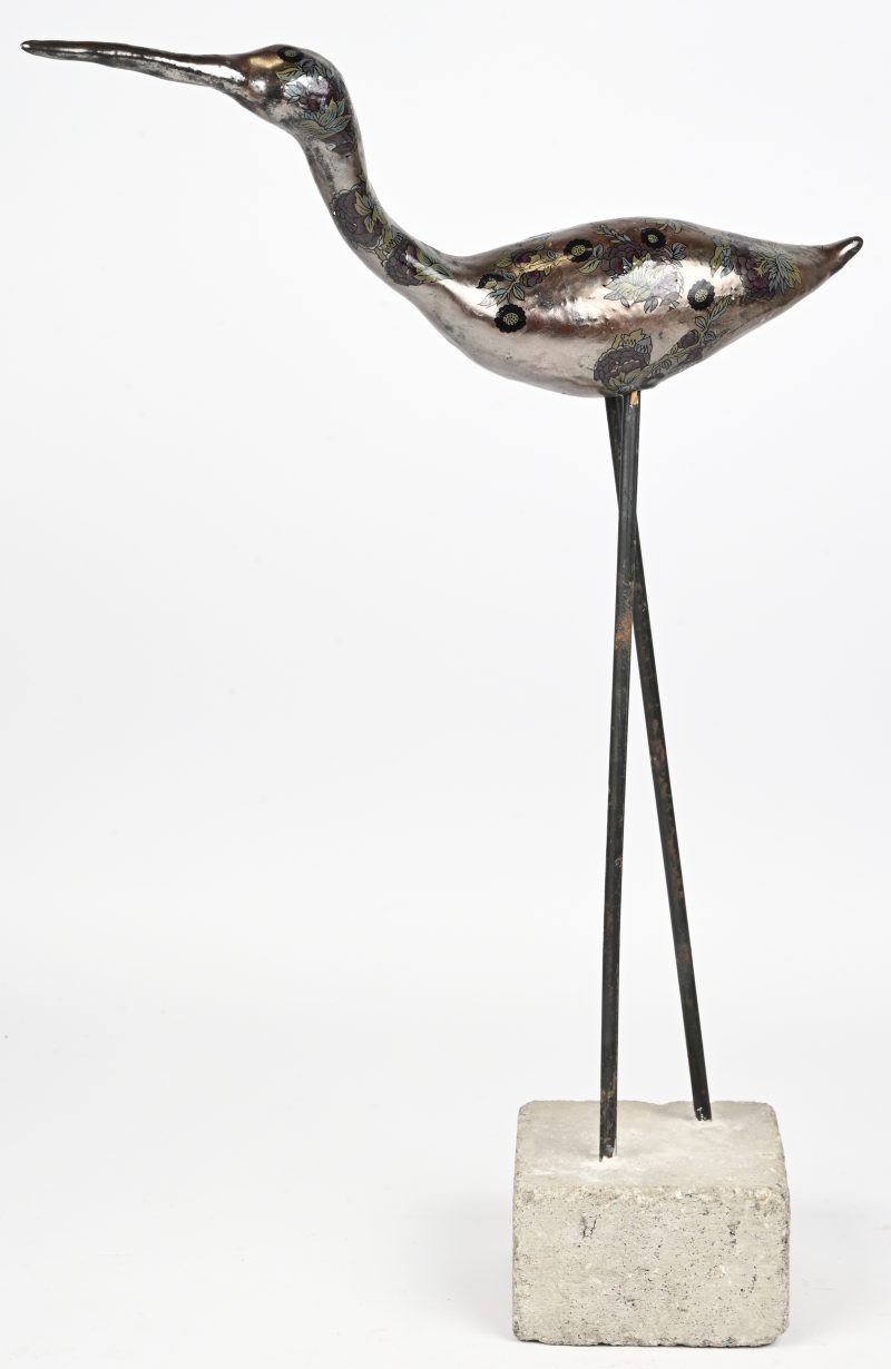 ‘Abstracte vogel met bloemdecor.’ Sculptuur op stangen en sokkel.