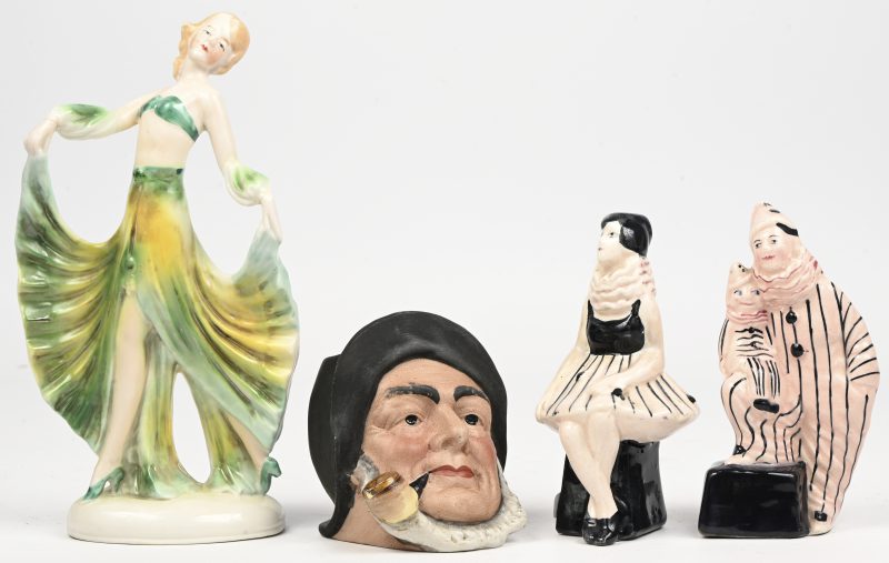 Vier beeldjes van porselein en biscuit waarvan een art deco danserjes, een karakterkop, een ballerina en een pierrot. Het grootste beeldje is gelijmd/doormidden gebarsten.