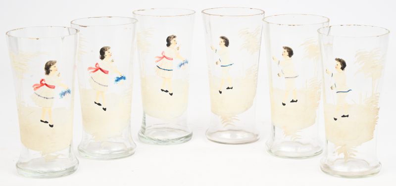 Een serie van zes glazen versierd met koudgeschilderde decors. Engeland, einde XIXde eeuw.