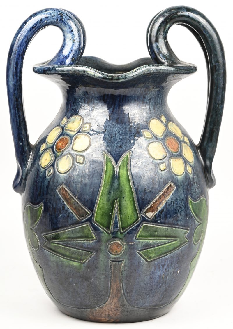 Een grote vaas van Torhouts aardewerk met een gestileerd disteldecor.