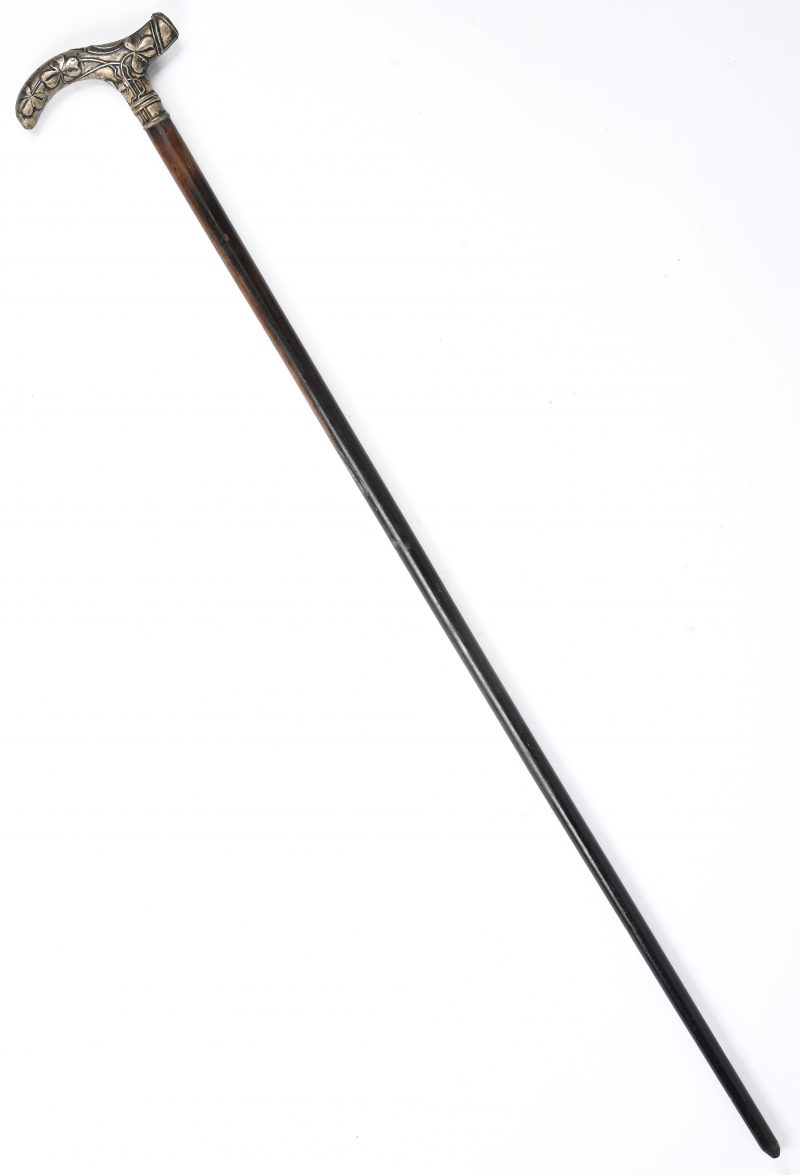 Een wandelstok met zilveren handvat, gemerkt 800, Duitse keuren.