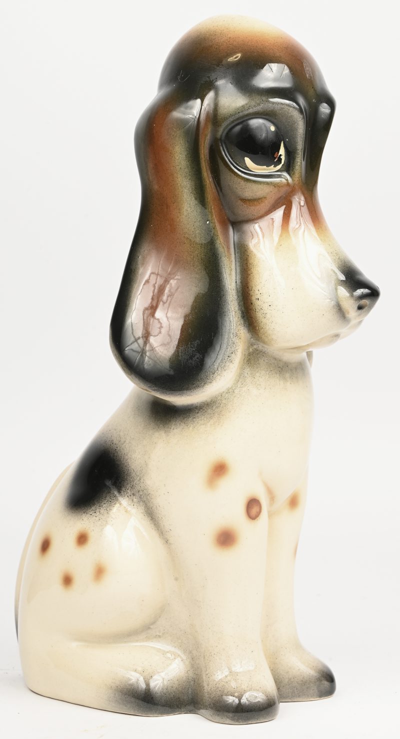 ‘Jema Holland’, een zittend hondje in polychroom aardewerk, onderaan gemerkt.