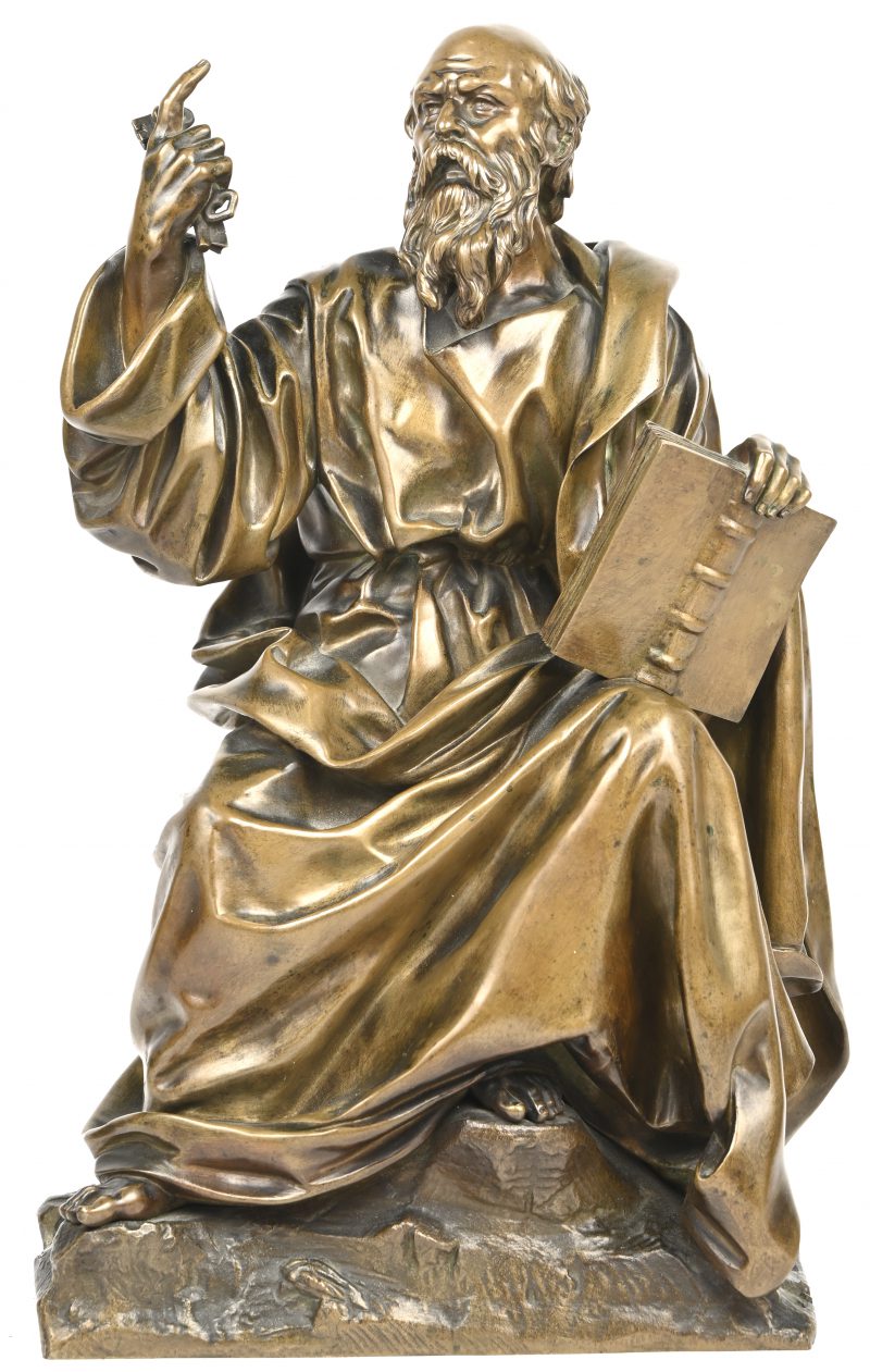 ‘Gezeten Petrus’, een bronzen beeld met olijfgroene patina. Draagt handtekening ‘Evrard’.