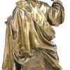 ‘Gezeten Petrus’, een bronzen beeld met olijfgroene patina. Draagt handtekening ‘Evrard’.