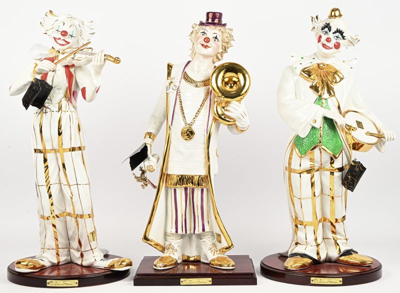 Een lot van 3 musicerende clowns in meerkleurig- en verguld porselein. Vitorio Sabadin, Italy.