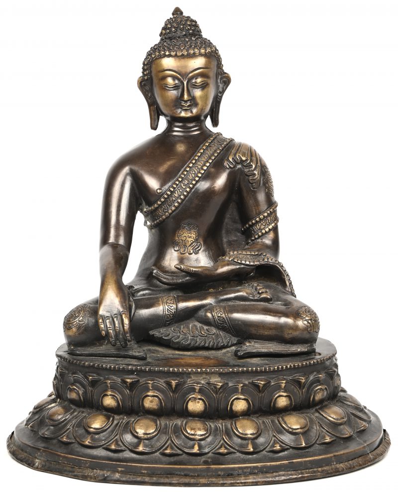 Een bronzen Buddha beeld zittend op een lotusbloem. Zuid-Oost Azië.