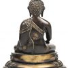 Een bronzen Buddha beeld zittend op een lotusbloem. Zuid-Oost Azië.