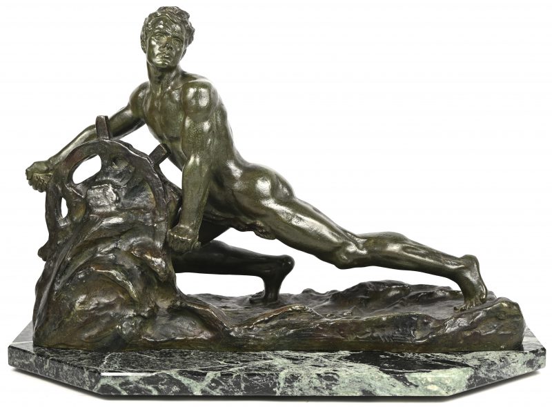 ‘Athlète Marin’, een bronzen beeld met een groene patina. Getekend Ouline met inscriptie ‘Bronze’. Met een groen marmeren voetstuk.