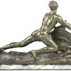‘Athlète Marin’, een bronzen beeld met een groene patina. Getekend Ouline met inscriptie ‘Bronze’. Met een groen marmeren voetstuk.