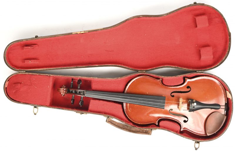 Een oude viool, kopie naar Andreas Borelli, atelies de lutherie fondee en 1780. In bijhorende houten koffer.