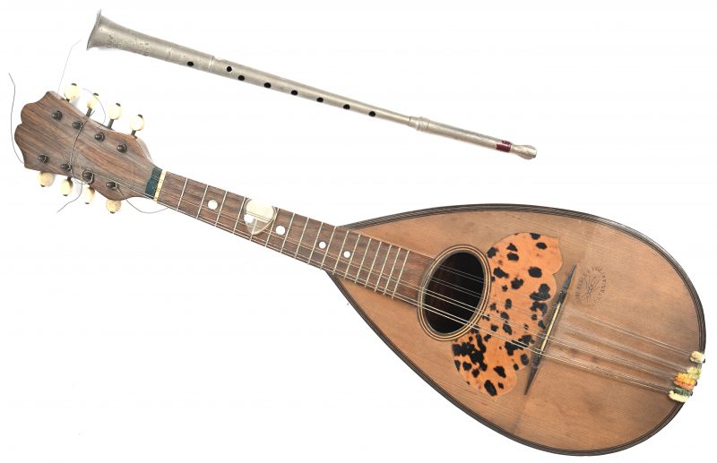 Een mandoline, G. Puglisi Reale & Figli, Catania, Italiaans, anno 1908-09.Toegevoegd een niet werkende metalen fluit gemerkt Ch. Mathieu, Paris.