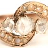 Een 18 K geelgouden ring bezet met diamanten oude slijp met een gezamenlijk gewicht van +- 0,50 ct. en kleine pareltjes.
