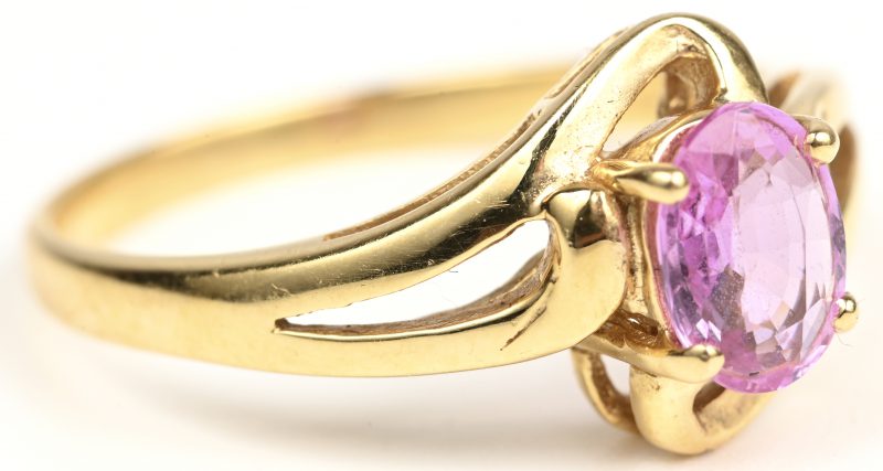 Een 18 K geelgouden ring bezet met een pink saffier van +- 0,65 ct.