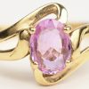 Een 18 K geelgouden ring bezet met een pink saffier van +- 0,65 ct.