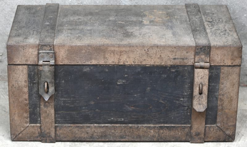 Een vintage metalen en houten opbergkoffer.