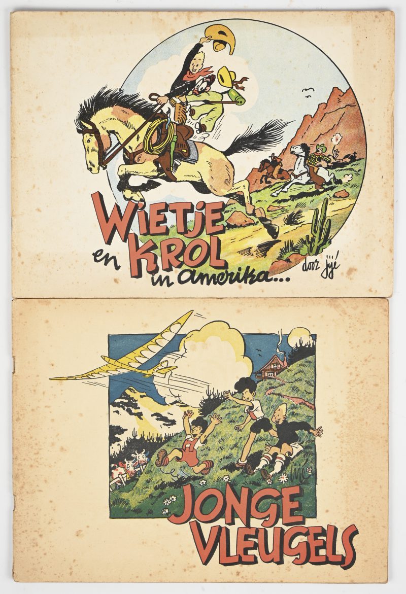 Wietje & Krol. Een lot van 2 vintage strips, getiteld “In Amerika” & “Jonge Vleugels”. Covers met vleksporen.