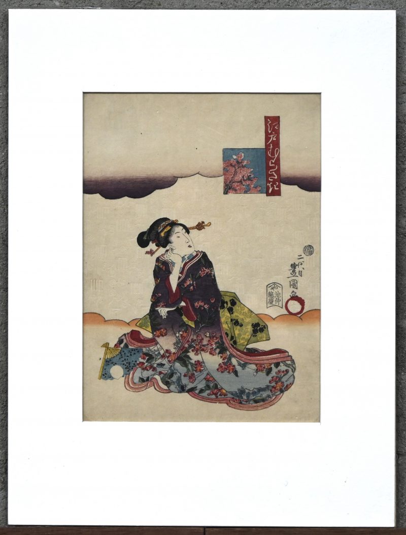 “Bijin, denkend aan de lente (Kerselaar in bloei)”. Een Japanse houtsnede op papier. Gesigneerd “Nidaime Toyokuni ga”, zegel “Hama Yahei”, uitgevers zegel “Fuji-Kei (Fujio-Kayakei-Suke)”. Begin 19e eeuw.