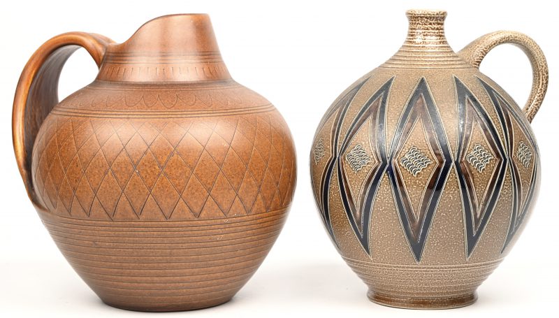 Een set van 2 vintage aardewerken vazen/schenkkannen, de ene met geometrisch patroon gemerkt merkelbach Goebel salzglasur, de andere draagt het monogram WK.