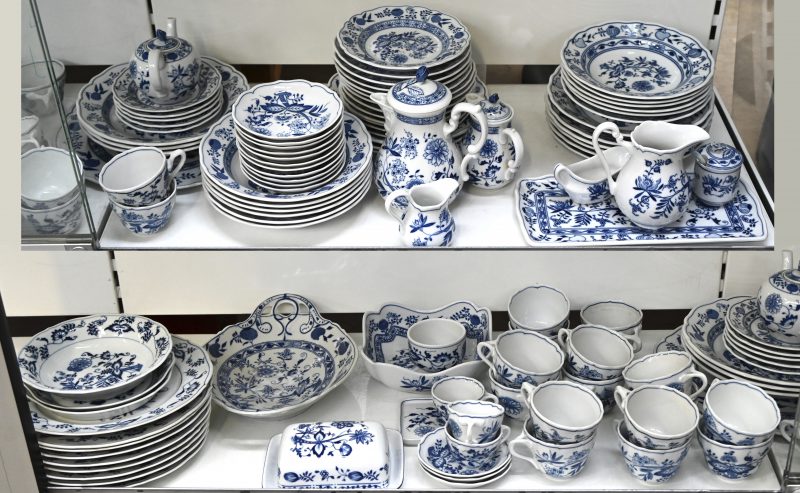 Een groot lot blauw en wit porseleinen Zwiebelmuster servies, divers gemerkt, bestaande uit 71 items “Hutschenreuther” Germany, 17 items “Original Zwiebelmuster” Chzechoslovakia, 12 items “Blue Danube” Japan & US reg., 1 “Kahla” botervloot en 1 schaal door Louis Regout.