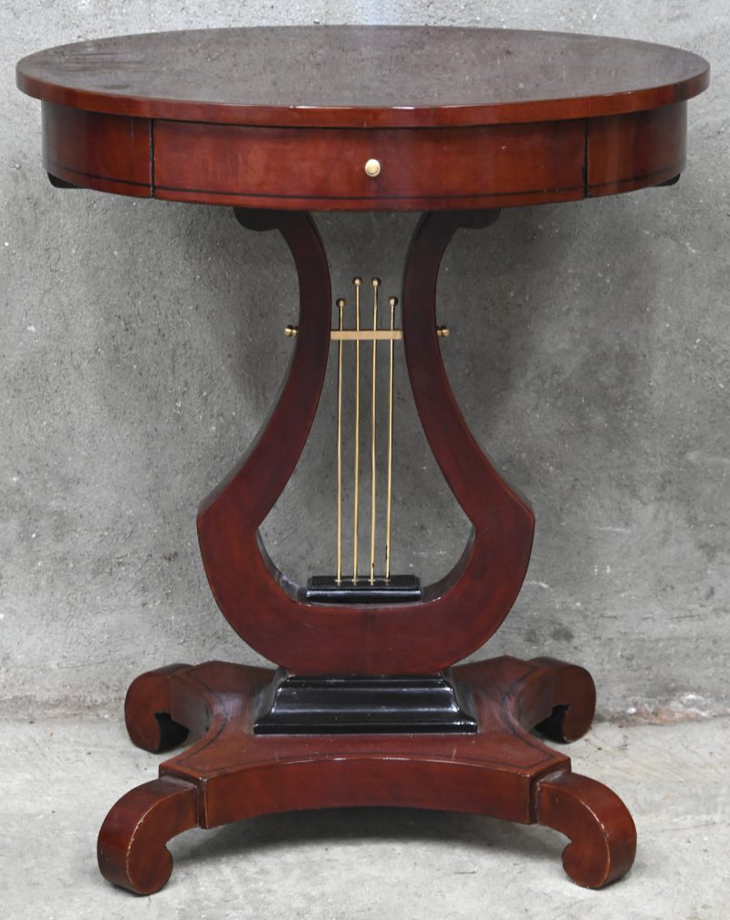 Een mahoniehouten tafel met harpvormige poten naar Engels voorbeeld.